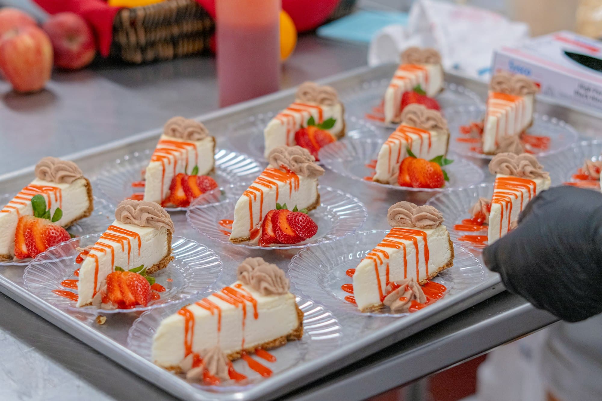 Vassoi di fette di cheesecake preparate in serie per un evento