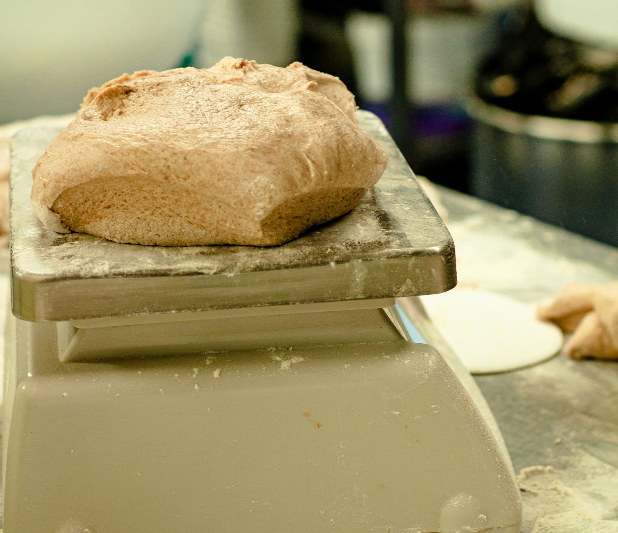 Un impasto di pane appoggiato sulla bilancia del laboratorio